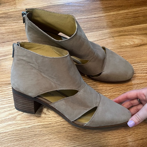Lucky Brand Ralwan Womens Nubuck Cut-Out Booties size 9 1/2 - Picture 2 of 6